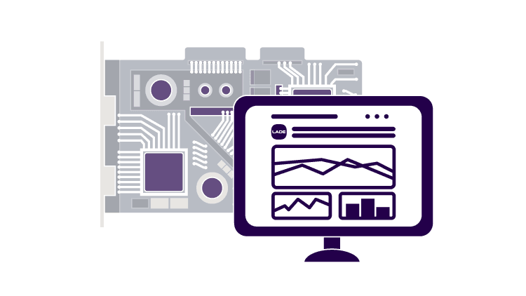 Computer-Bildschirm vor Hardware einer Ladesäule zur Darstellung der Verbindung von Hard- und Software