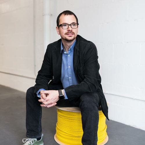 Dennis Schulmeyer sitzend auf Kabeltrommel