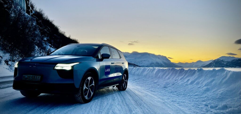 Aiways U5 auf schneebedeckter Straße